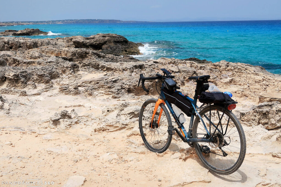 Cicloturismo en Ibiza: Las Mejores Rutas de la Isla