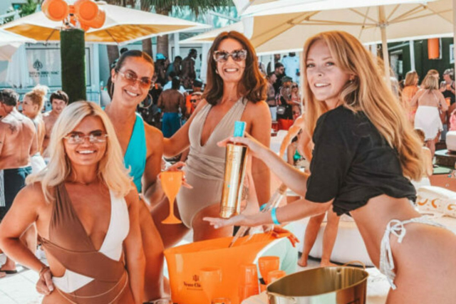 Cócteles tropicales en O Beach Ibiza durante el verano