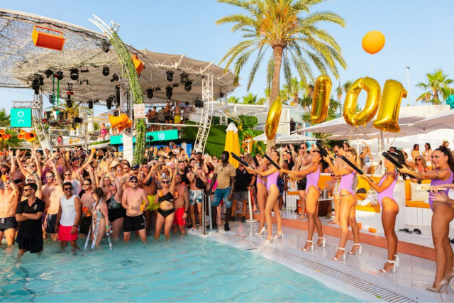 Fiesta en la piscina de O Beach Ibiza en verano 2025