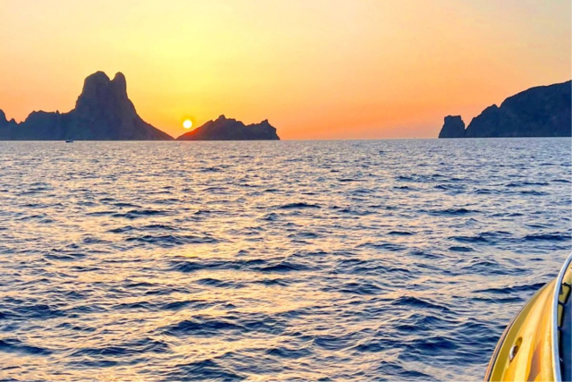Atardecer en barco frente a Es Vedra en Ibiza