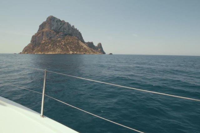Islote de Es Vedrà al atardecer visto desde un velero, ruta mística en Ibiza