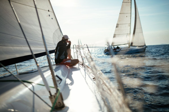 Velero fondeado frente a los acantilados rojizos de Cala Saona, Formentera