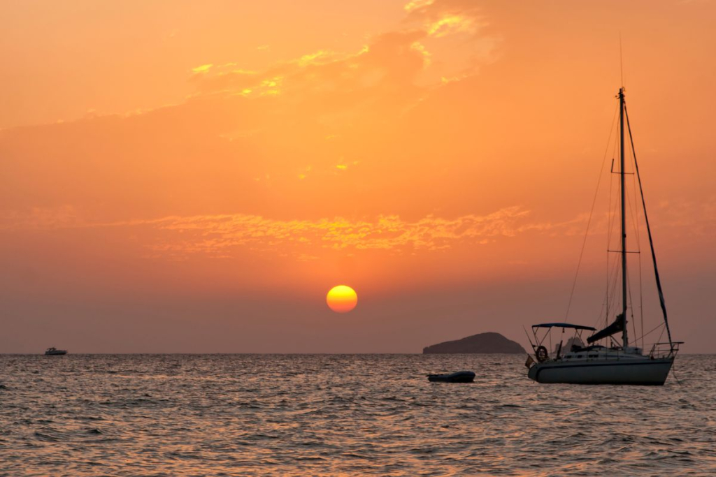 Ibiza en velero: Las mejores rutas para explorar calas escondidas en 2025