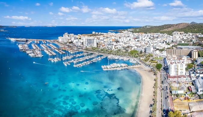 Guía completa de Santa Eulària y Sant Antoni en Ibiza 2025: Playas, restaurantes y excursiones Imprescindibles