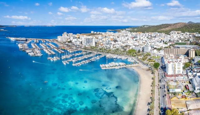 Guide complet de Santa Eulària et Sant Antoni à Ibiza 2025 : Plages, restaurants et excursions incontournables