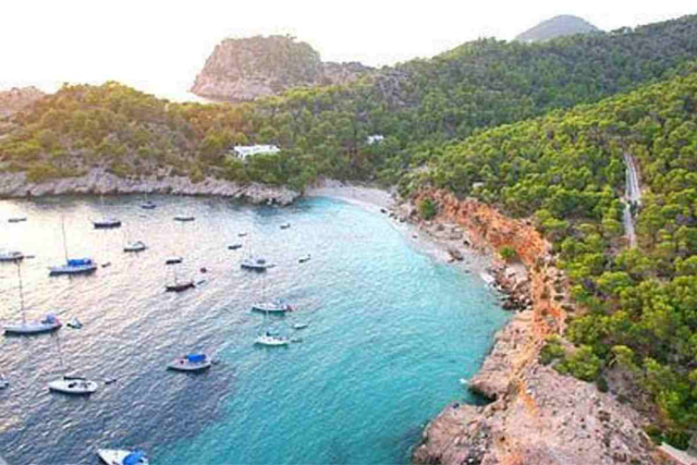 https://cdn.ibizaisland.es/img/blog/2025/16/cala-salada-1knx640.jpg