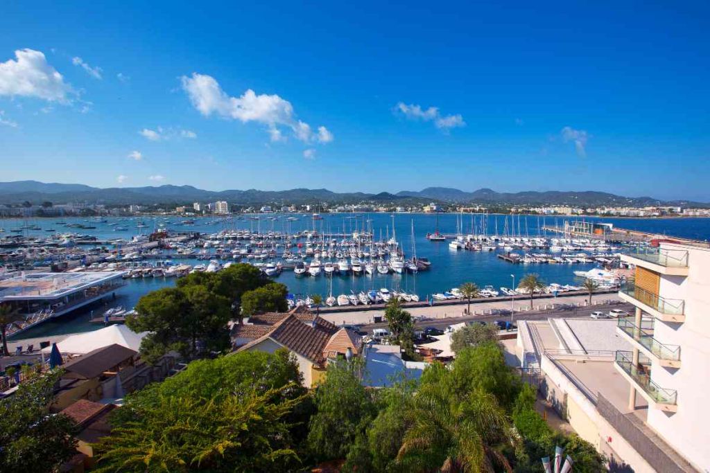 Sant Antoni Guide and its Best Plans 2025: Beaches, Sunsets and Local Life 