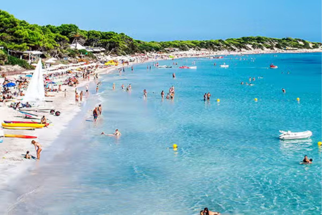 Playa de Ses Salines en Ibiza con aguas cristalinas y arena blanca