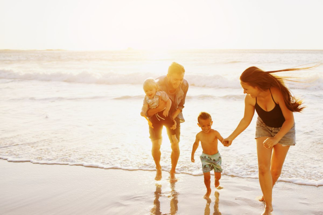 Familia disfrutando de una playa segura en Ibiza