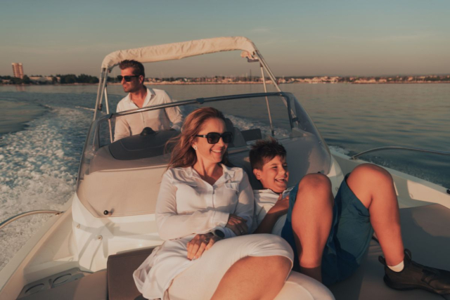 Renta de lancha privada para disfrutar en familia en Ibiza