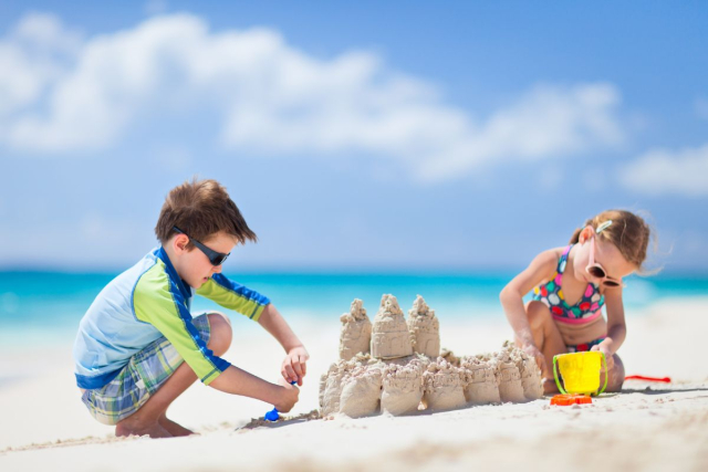 Ibiza con Niños: Playas Seguras, Restaurantes Familiares y Actividades