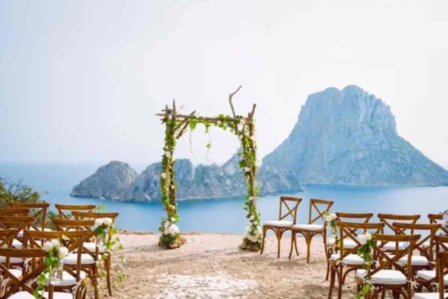  Boda íntima al atardecer en la playa de Ibiza con decoración bohemia y vista al mar Mediterráneo
