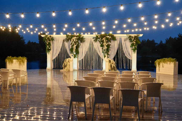 Mesa nupcial decorada con flores mediterráneas en una villa de lujo en Es Cubells, Ibiza
