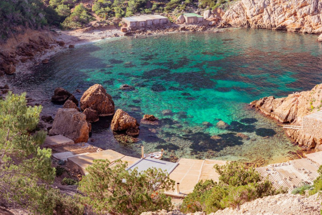 Es Portitxol Ibiza: cala escondida circular rodeada de montañas y aguas turquesas