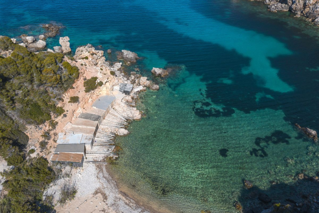 Cala d’en Serra: cala secreta al norte de Ibiza con encanto bohemio y arena dorada
