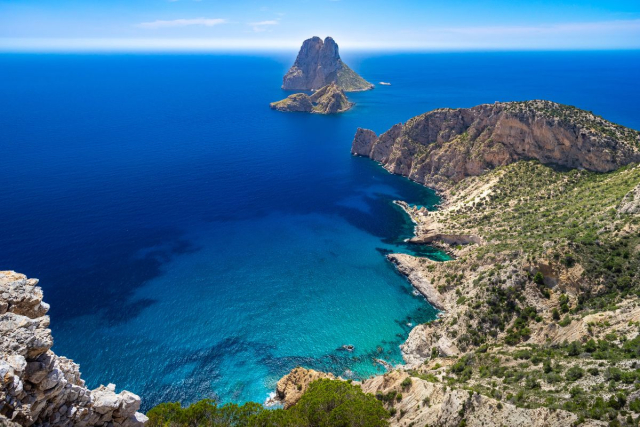 Cala Llentrisca en Ibiza: playa secreta con vistas a Es Vedrà y naturaleza intacta