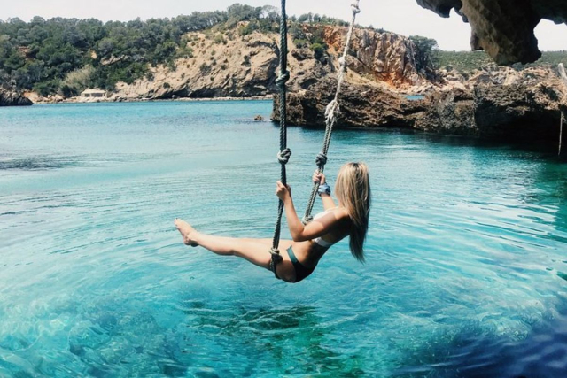 Cala Xarraca Ibiza: rincón secreto con kayak, snorkel y columpio fotográfico