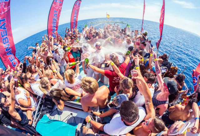 Fiesta en barco en Ibiza 