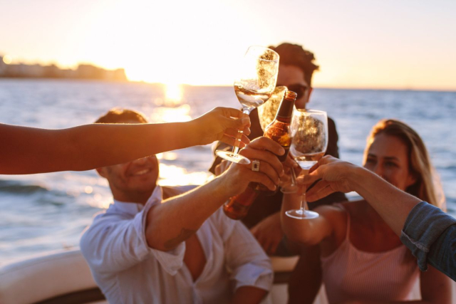 Atardecer en fiesta exclusiva en barco en Ibiza