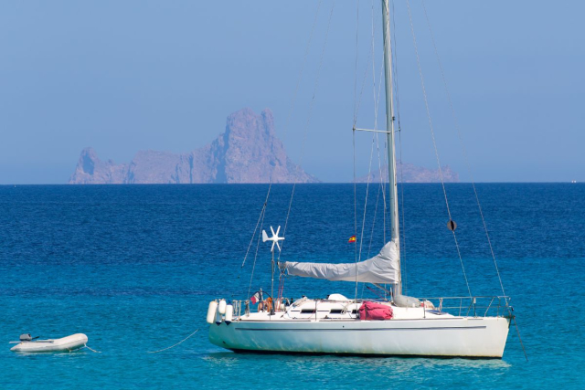 Velero fondeando Es Vedra de fondo en Ibiza 