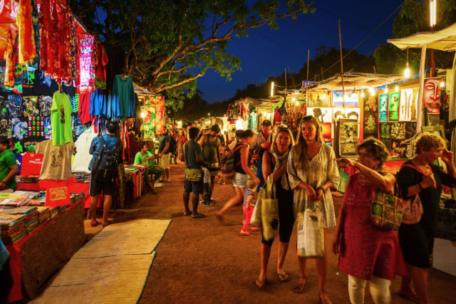 Mercadillo de Las Dalias nocturno con música y artesanía en Ibiza