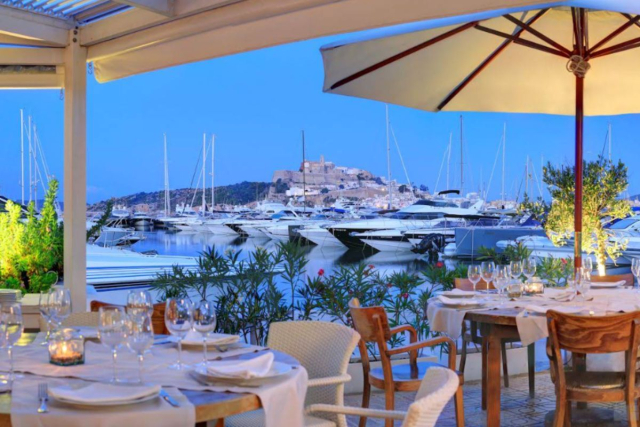 Planes en familia en la playa de Es Figueral, ideal en julio en Ibiza