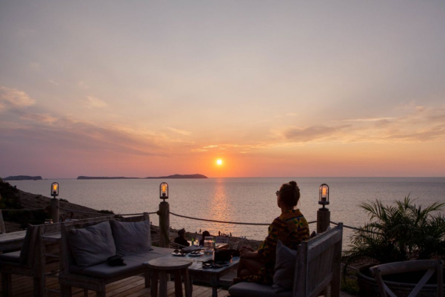 Atardecer romántico desde la terraza del Hostal La Torre en Ibiza