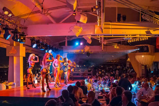 Ambiente exclusivo en la pista de baile de Lío Ibiza 2025 con DJ en vivo