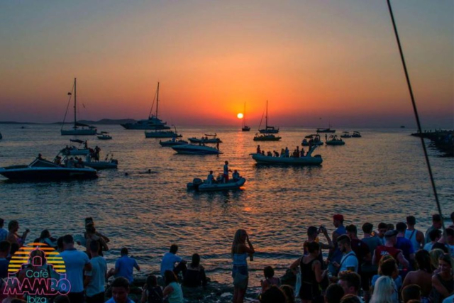 Multitud en Café Mambo Ibiza disfrutando del sunset con música en vivo