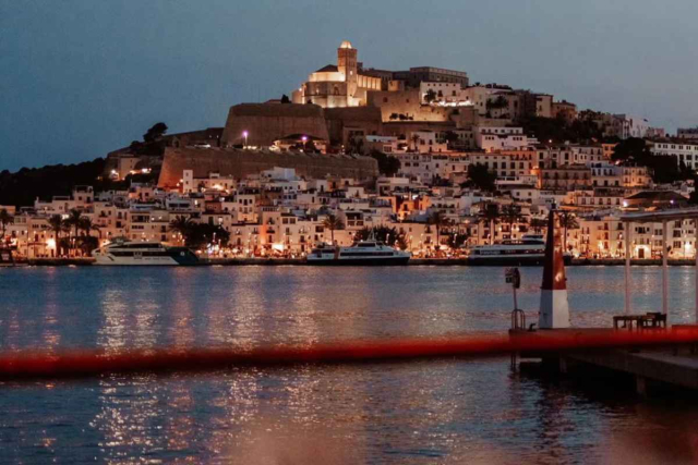 Vista desde Lio Ibiza,  vista nocturna a los yates y la ciudad vieja.