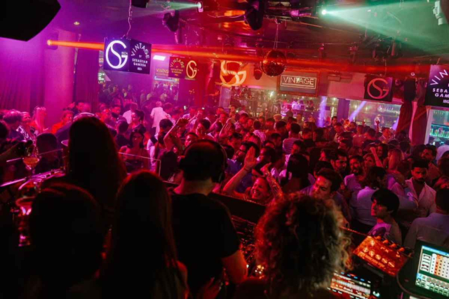 Ambiente exclusivo en la pista de baile de Lío Ibiza 2025 con DJ en vivo