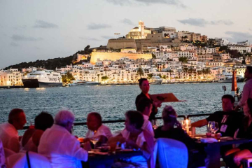 Lío Ibiza 2025: Cena, Espectáculo y Fiesta en el Club Más Sofisticado de la Isla
