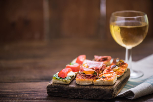 Tapas caseras a buen precio en restaurante local de Santa Eulària, Ibiza