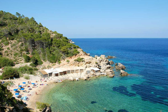 Cala d’en Serra, cala escondida en el norte de Ibiza con forma semicircular y entorno salvaje