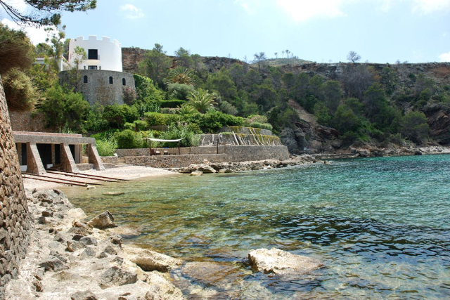 Cala Es Canaret en Ibiza, cala escondida frente a una isla con aguas poco profundas y entorno virgen