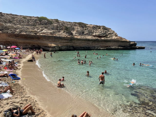 Cala Escondida  junto a Cala Conta, escondite ideal para disfrutar del atardecer en Ibiza