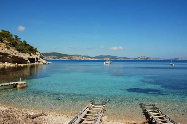Vista panorámica de Cala Llentrisca en Ibiza con aguas cristalinas y entorno natural
