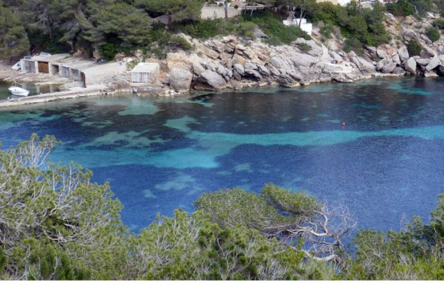 Cala d’en Serra, cala escondida en el norte de Ibiza con forma semicircular y entorno salvaje