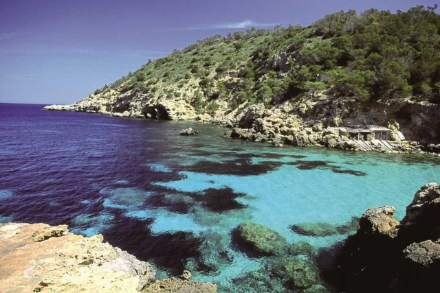 Cala Xuclar en Ibiza, perfecta para snorkel y escapadas tranquilas al norte de la isla
