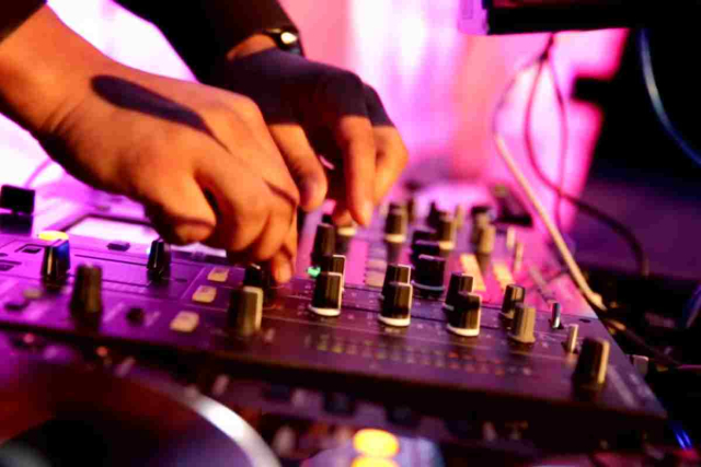 Black Coffee actuando en Hï Ibiza con visuales espectaculares en julio 2025