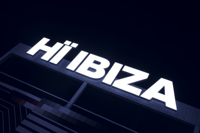 Fachada iluminada de Hï Ibiza en una noche de verano 2025.