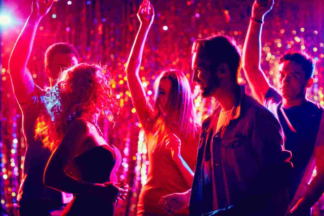 Grupo de amigos ingresando a Hï Ibiza con entradas anticipadas.