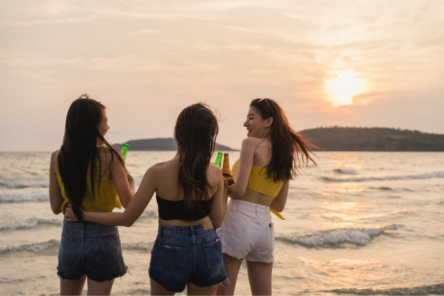 Viajar con amigas en Ibiza: seguridad y playas para mujeres
