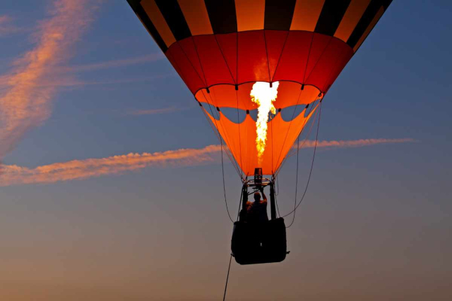Paseo en globo al amanecer sobre Ibiza con vistas al mar y acantilados
