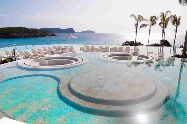Piscina rooftop en Bless Hotel Ibiza con day pass disponible en Cala Nova