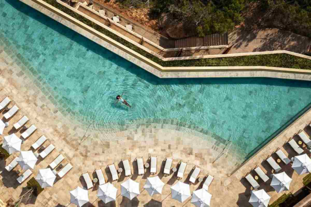 Experiencia wellness en la piscina de Six Senses Ibiza en Portinatx