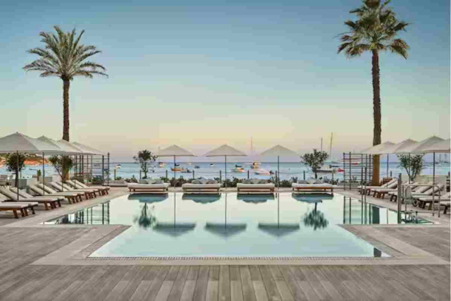 Piscina infinity del Nobu Hotel Ibiza Bay con vistas a la bahía de Talamanca