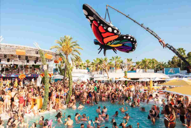 Fiesta en piscina con day pass en O Beach Ibiza, San Antonio