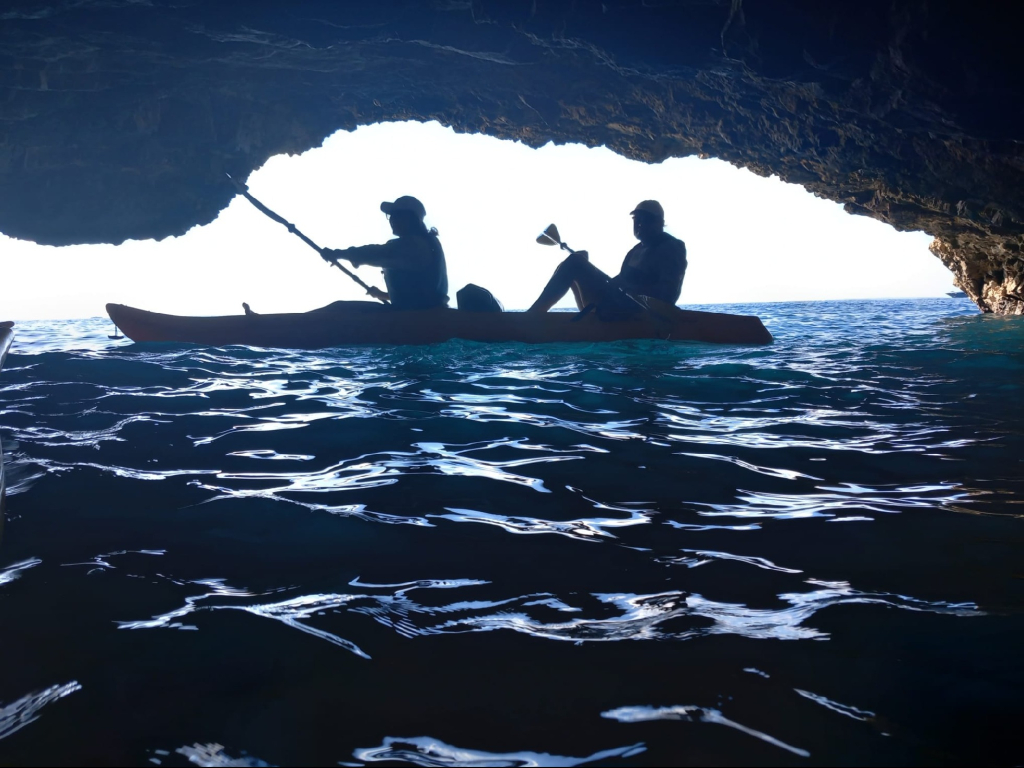 Excursión en Kayak a los Acantilados de Cap Martinet y Cala Blanca en Ibiza