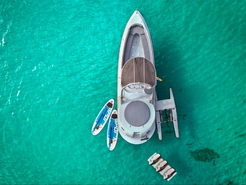 Tour en Barco con Juguetes Acuáticos Exclusivos por la Costa de San Antonio